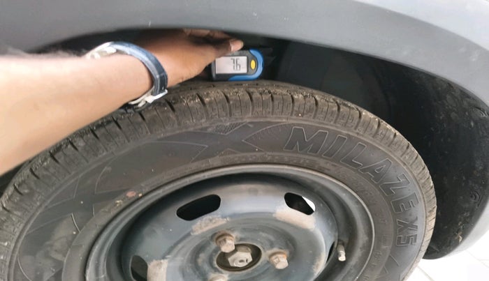 2017 Renault Kwid RXT 1.0 AMT (O), Petrol, Automatic, 1,19,573 km, tyre