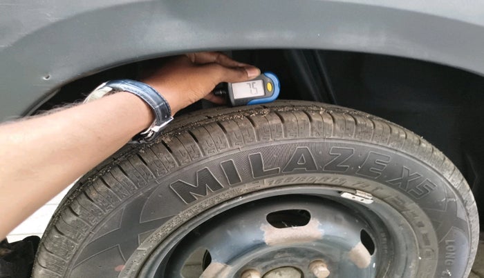 2017 Renault Kwid RXT 1.0 AMT (O), Petrol, Automatic, 1,19,573 km, tyre