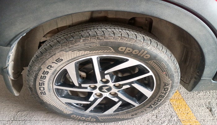 2025 Mahindra XUV 3XO AX5L 1.2 TGDi AT, Petrol, Automatic, 6,008 km, tyre