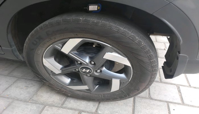 2021 Hyundai VENUE SX PLUS 1.0 TURBO DCT, Petrol, Automatic, 1,18,699 km, tyre