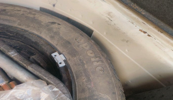 2011 Volkswagen Vento HIGHLINE 1.6 MPI, Petrol, Manual, 84,303 km, tyre