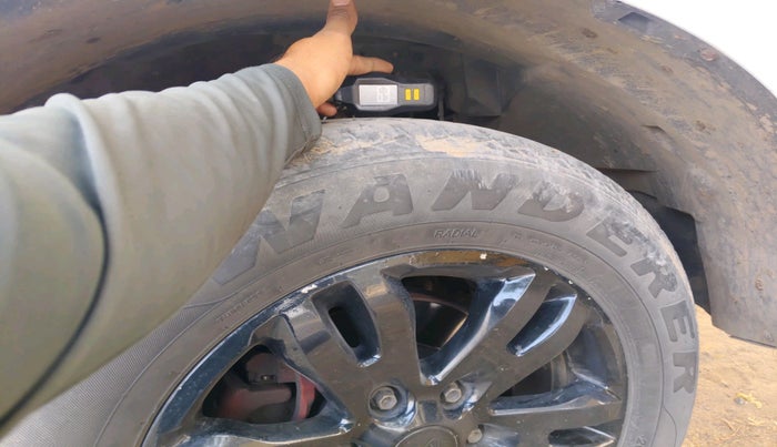 2016 Ford Endeavour TITANIUM 2.2 4X2 AT, Diesel, Automatic, 1,01,080 km, tyre