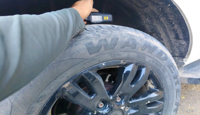 2016 Ford Endeavour TITANIUM 2.2 4X2 AT, Diesel, Automatic, 1,01,080 km, tyre