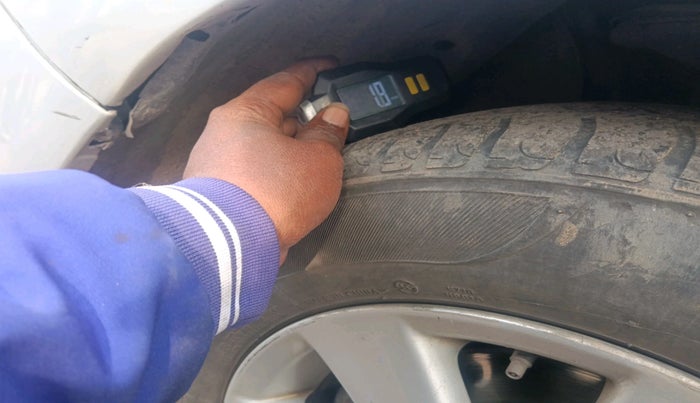 2011 Toyota Corolla Altis G CNG, Petrol, Manual, 1,63,093 km, tyre