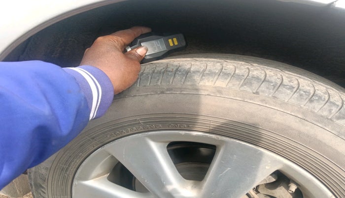 2011 Toyota Corolla Altis G CNG, Petrol, Manual, 1,63,093 km, tyre