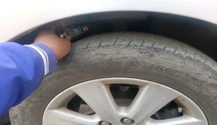 2011 Toyota Corolla Altis G CNG, Petrol, Manual, 1,63,093 km, tyre