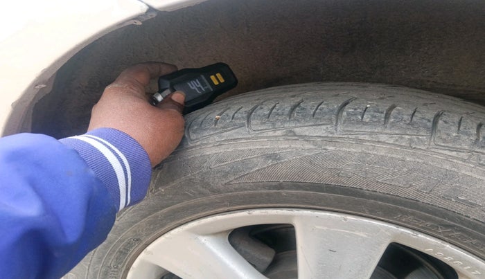 2011 Toyota Corolla Altis G CNG, Petrol, Manual, 1,63,093 km, tyre