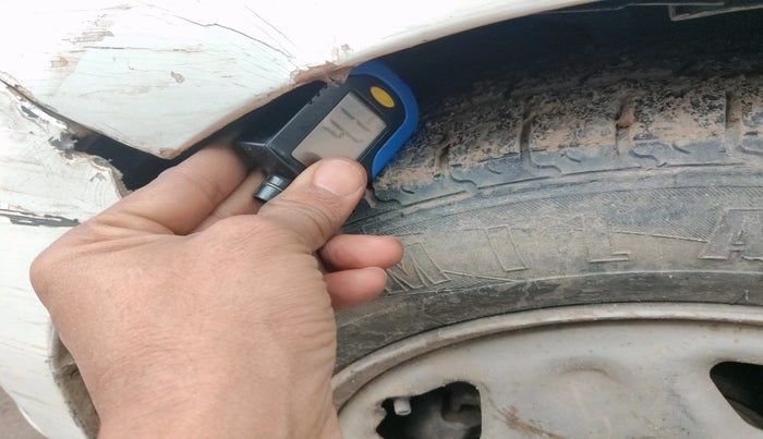 2014 Hyundai i10 SPORTZ 1.1, CNG, Manual, 1,23,670 km, tyre