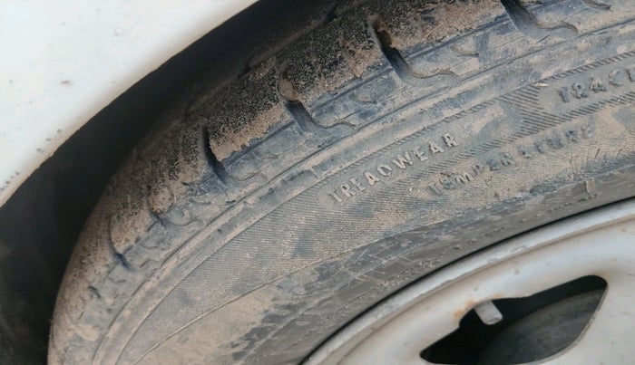 2014 Hyundai i10 SPORTZ 1.1, CNG, Manual, 1,23,670 km, tyre