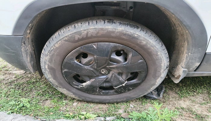 2025 Tata PUNCH ADVENTURE AMT, Petrol, Automatic, 25,098 km, tyre