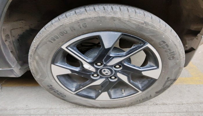 2022 Tata PUNCH CREATIVE AMT 1.2 RTN DUAL TONE, Petrol, Automatic, 6,278 km, tyre