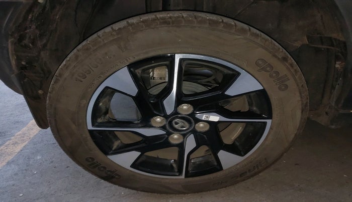 2022 Tata PUNCH CREATIVE AMT 1.2 RTN DUAL TONE, Petrol, Automatic, 6,278 km, tyre