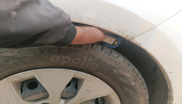 2015 Hyundai Xcent BASE 1.2, Petrol, Manual, 1,44,551 km, tyre