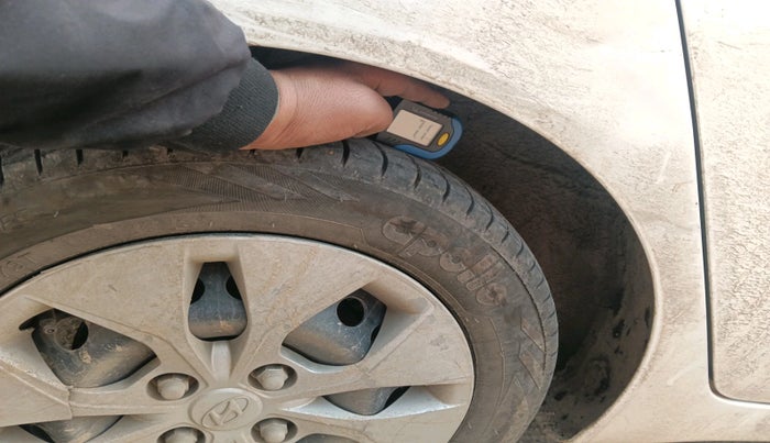 2015 Hyundai Xcent BASE 1.2, Petrol, Manual, 1,44,551 km, tyre