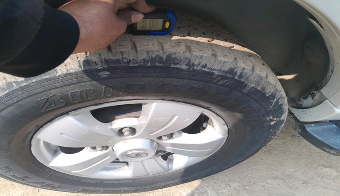 2016 Tata Safari Storme 2.2 VX 4X2, Diesel, Manual, 1,12,572 km, tyre