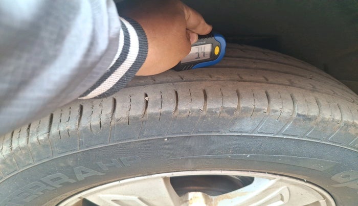 2015 Mahindra XUV500 W8, Diesel, Manual, 1,97,725 km, tyre