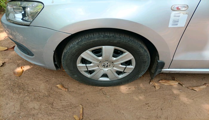 2011 Volkswagen Vento TRENDLINE 1.6, Petrol, Manual, 1,20,208 km, tyre
