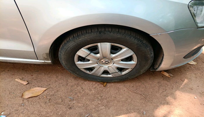 2011 Volkswagen Vento TRENDLINE 1.6, Petrol, Manual, 1,20,208 km, tyre