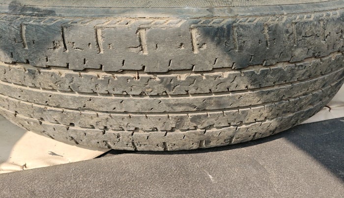 2012 Chevrolet Captiva XTREME, Diesel, Manual, 1,04,591 km, tyre