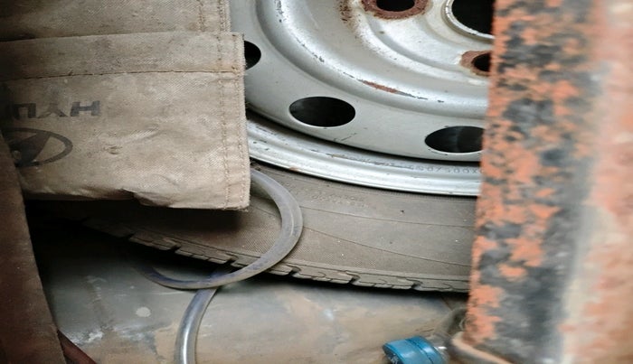 2011 Hyundai i10 ERA 1.1, CNG, Manual, 1,23,035 km, tyre