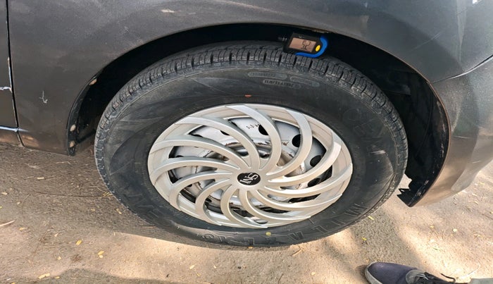 2011 Hyundai i10 ERA 1.1, CNG, Manual, 1,23,035 km, tyre