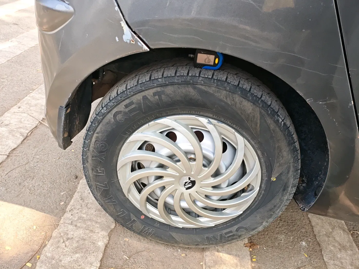 2011 Hyundai i10 ERA 1.1, CNG, Manual, 1,23,035 km, tyre