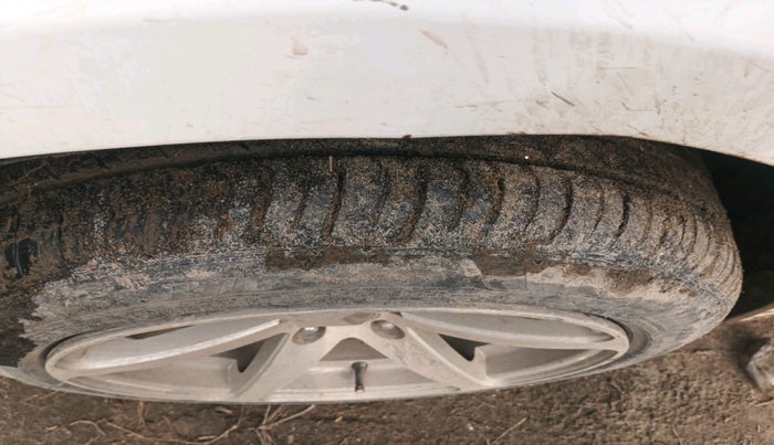 2015 Hyundai Verna FLUIDIC 1.6 CRDI EX, Diesel, Manual, 1,82,859 km, tyre