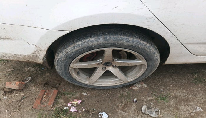 2015 Hyundai Verna FLUIDIC 1.6 CRDI EX, Diesel, Manual, 1,82,859 km, tyre