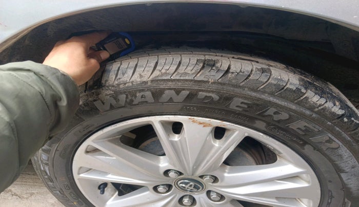 2016 Toyota Innova Crysta 2.8 ZX AT 7 STR, Diesel, Automatic, 2,27,862 km, tyre