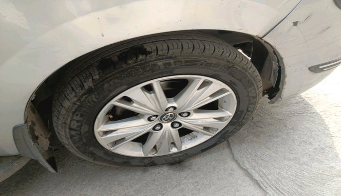 2016 Toyota Innova Crysta 2.8 ZX AT 7 STR, Diesel, Automatic, 2,27,862 km, tyre