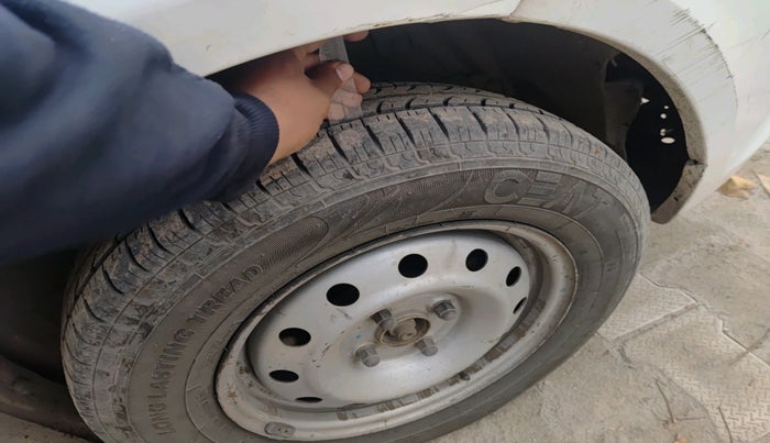 2015 Maruti Swift Dzire LXI, Petrol, Manual, 2,71,280 km, tyre