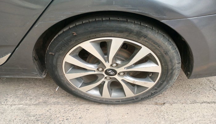 2015 Hyundai Verna FLUIDIC 1.6 VTVT S O AT, Petrol, Automatic, 55,653 km, tyre