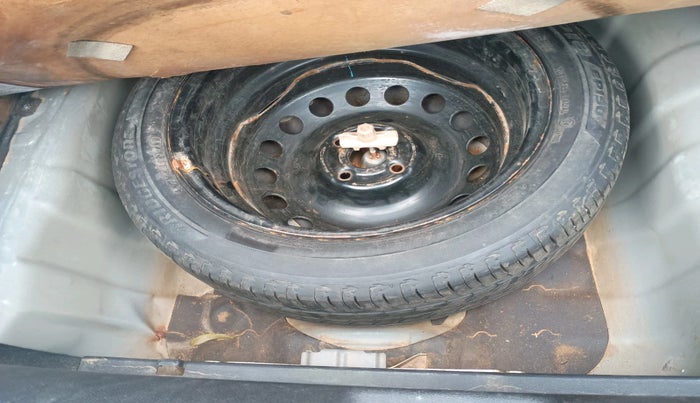 2015 Hyundai Verna FLUIDIC 1.6 VTVT S O AT, Petrol, Automatic, 55,653 km, tyre