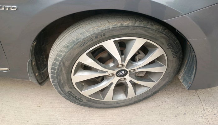 2015 Hyundai Verna FLUIDIC 1.6 VTVT S O AT, Petrol, Automatic, 55,653 km, tyre