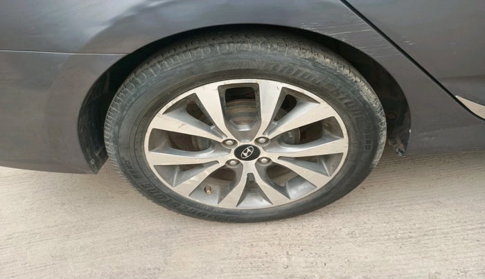 2015 Hyundai Verna FLUIDIC 1.6 VTVT S O AT, Petrol, Automatic, 55,653 km, tyre