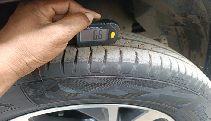 2021 Toyota Innova Crysta 2.4 VX 8 STR, Diesel, Manual, 33,192 km, tyre