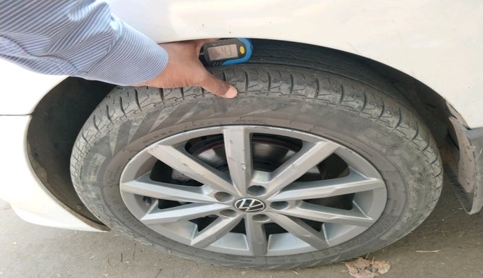 2017 Volkswagen Vento HIGHLINE PETROL AT, Petrol, Automatic, 81,942 km, tyre