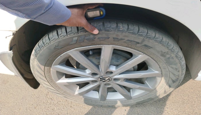 2017 Volkswagen Vento HIGHLINE PETROL AT, Petrol, Automatic, 81,942 km, tyre