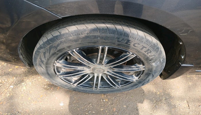 2014 Maruti Ertiga VXI CNG, Petrol, Manual, 1,35,499 km, tyre