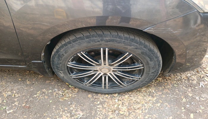 2014 Maruti Ertiga VXI CNG, Petrol, Manual, 1,35,499 km, tyre