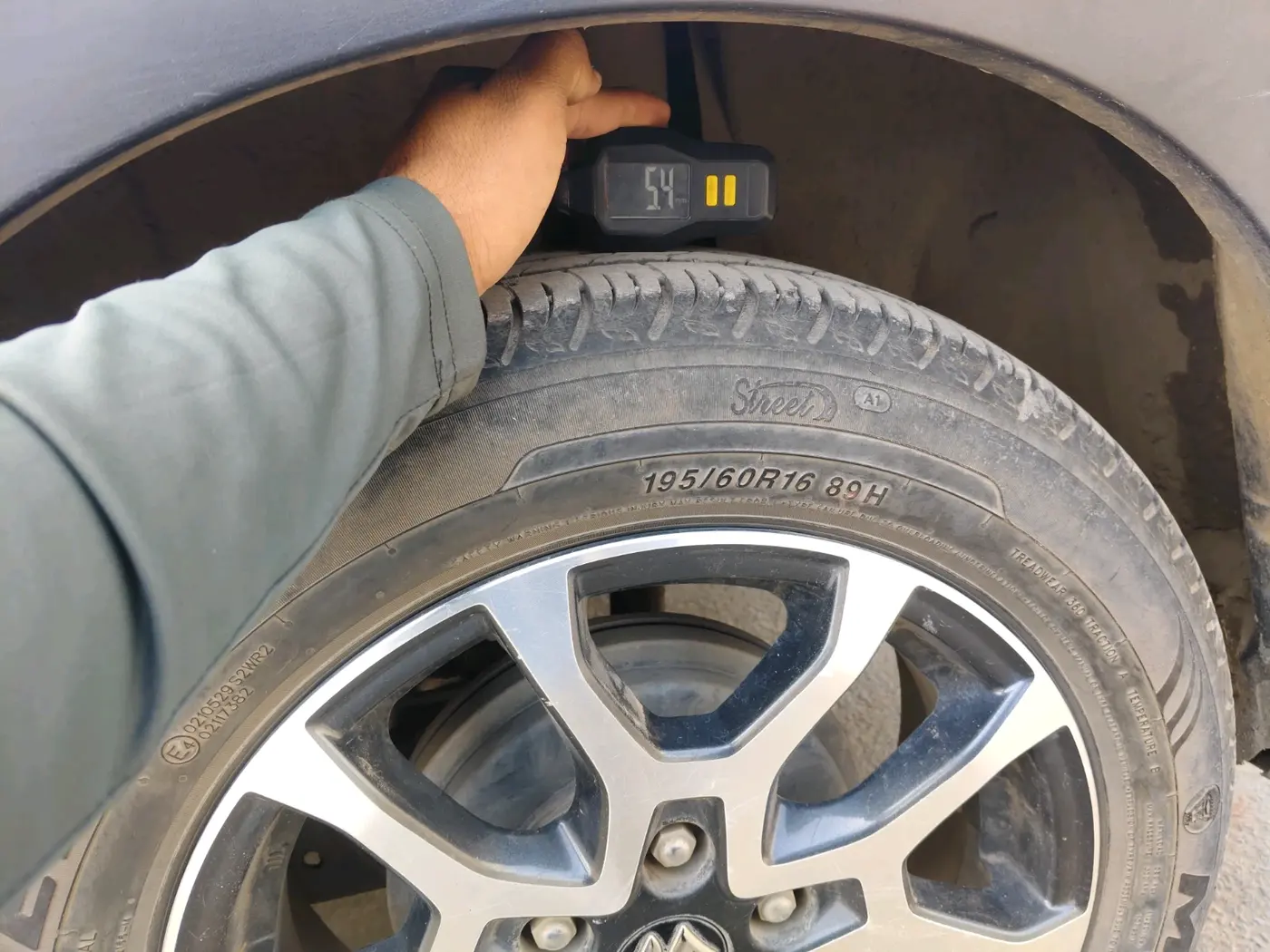 2023 Maruti XL6 ZETA CNG, CNG, Manual, 29,633 km, tyre