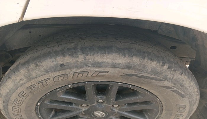 2015 Toyota Fortuner 3.0 4X2 MT, Diesel, Manual, 32,958 km, tyre