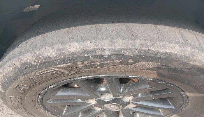 2015 Toyota Fortuner 3.0 4X2 MT, Diesel, Manual, 32,958 km, tyre