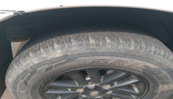 2015 Toyota Fortuner 3.0 4X2 MT, Diesel, Manual, 32,958 km, tyre