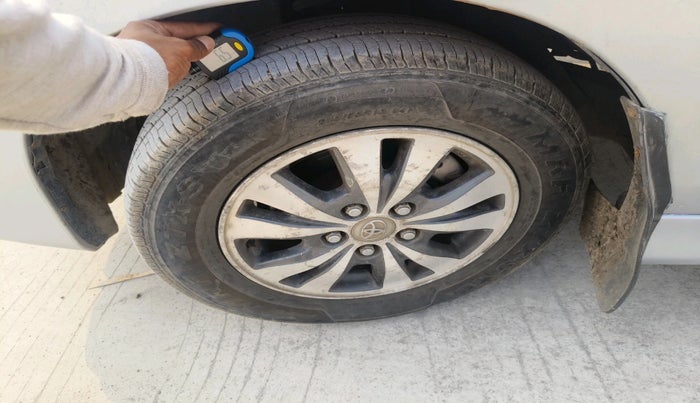 2015 Toyota Innova 2.5 VX 8 STR, Diesel, Manual, 1,28,397 km, tyre