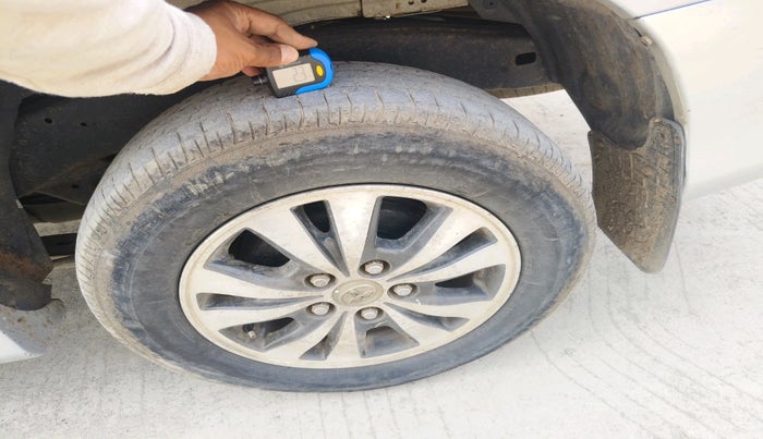 2015 Toyota Innova 2.5 VX 8 STR, Diesel, Manual, 1,28,397 km, tyre