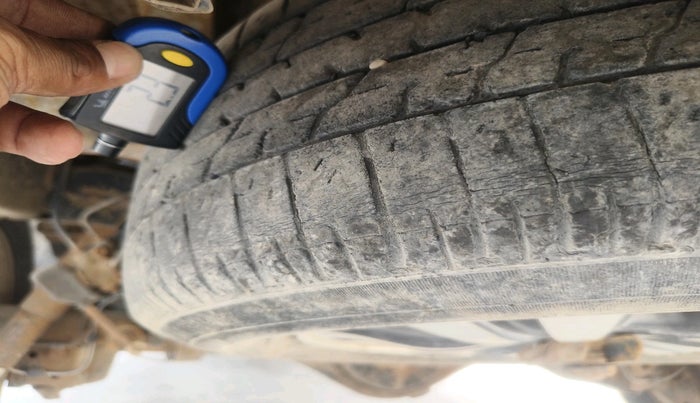 2015 Toyota Innova 2.5 VX 8 STR, Diesel, Manual, 1,28,397 km, tyre