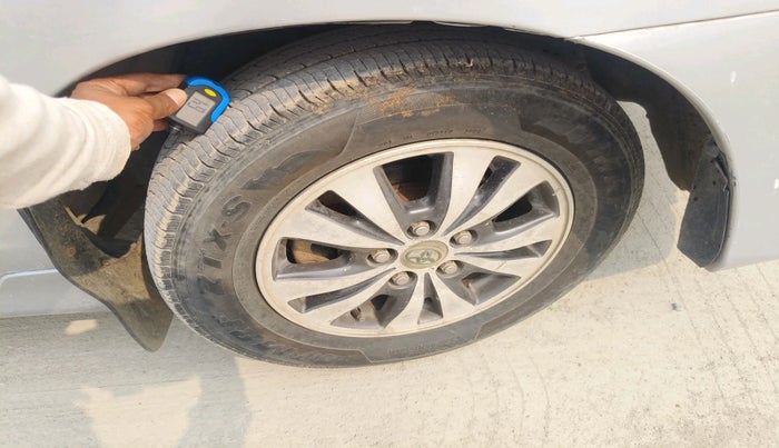 2015 Toyota Innova 2.5 VX 8 STR, Diesel, Manual, 1,28,397 km, tyre