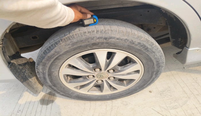 2015 Toyota Innova 2.5 VX 8 STR, Diesel, Manual, 1,28,397 km, tyre