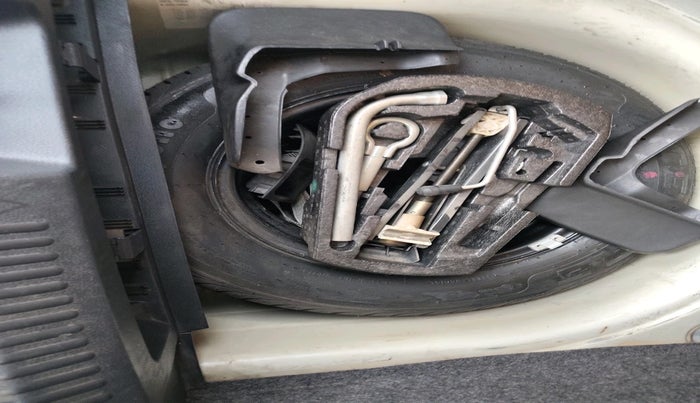 2013 Volkswagen Polo COMFORTLINE 1.2L PETROL, Petrol, Manual, 1,16,849 km, tyre